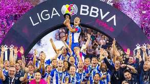 Jugadoras de Rayadas festejando el bicampeonato de la Liga MX que lograron en 2024.