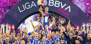 Jugadoras de Rayadas festejando el bicampeonato de la Liga MX que lograron en 2024.