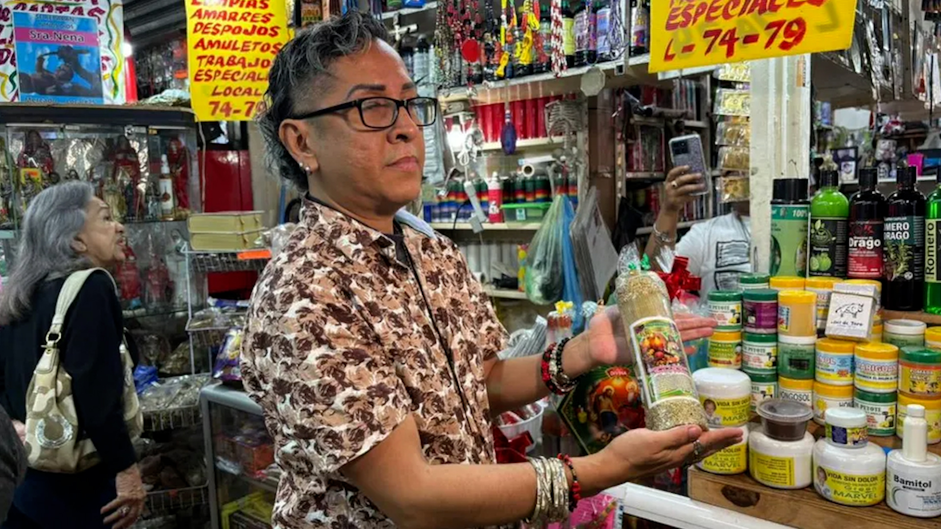 Comerciantes del Mercado Juárez reportan alta demanda de rituales de fin de año para dejar atrás la mala vibra de 2025 y comenzar el 2026 con buena energía.