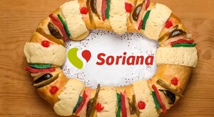 Vista desde arriba de una Rosca de Reyes sobre una mesa con el logotipo de la tienda Soriana en el medio