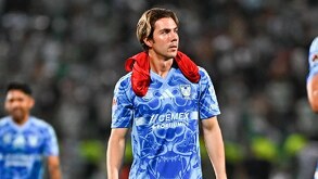 Sebastián Córdova con Tigres en el Estadio TSM tras un partido en contra de Santos.