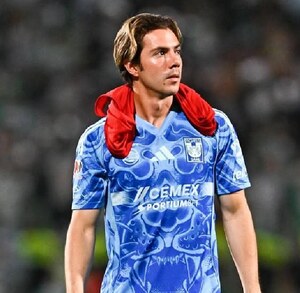 Sebastián Córdova con Tigres en el Estadio TSM tras un partido en contra de Santos.