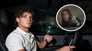 Streamer conocido como Clavicular viendo a la cámara y sosteniendo el volante de su camioneta Cybertruck