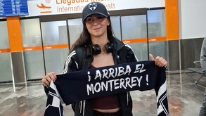 Valerie Vargas con la indumentaria de Rayadas.