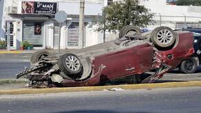 El vehículo que conducía el joven era un Sentra en color guindo