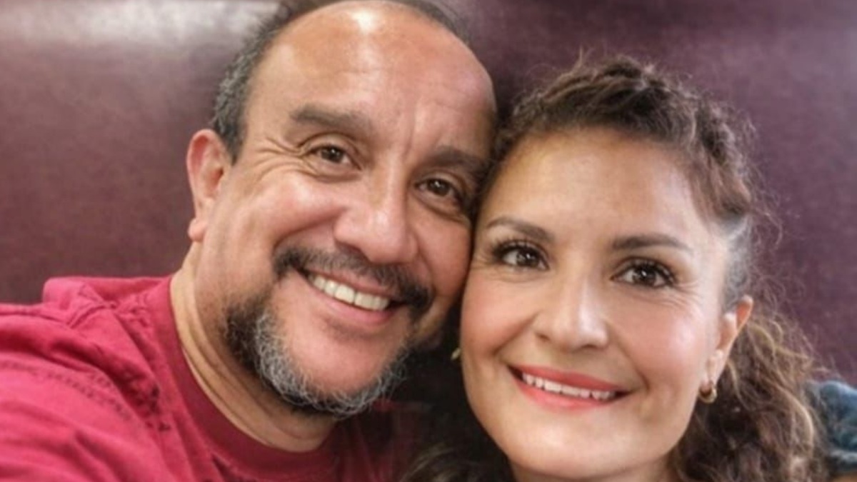 Fotografía del periodista Israel Enrique Gallegos junto con su esposa en el Tren Interoceánico.