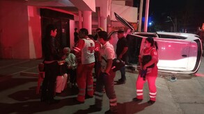 Camioneta volcada luego de ser impactada por un automóvil en la colonia Residencial del Norte.