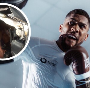 Anthony Joshua fue captado aturdido y sin playera tras el accidente.