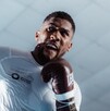 Anthony Joshua fue captado aturdido y sin playera tras el accidente.