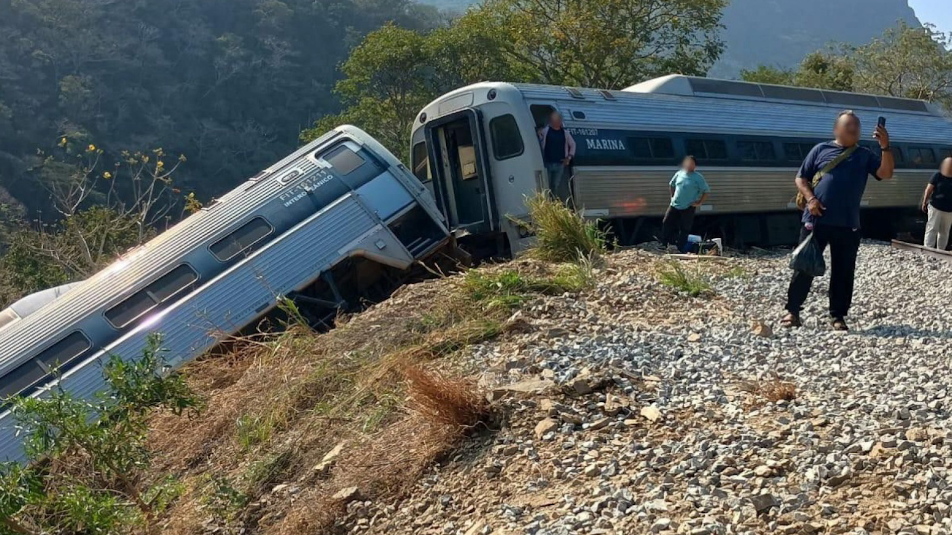 El percance involucró a dos locomotoras y cuatro vagones de pasajeros, en los que se trasladaban aproximadamente 250 personas.