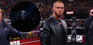 Austin Theory en su segmento de WWE Raw siendo presentado a 'La Visión'.