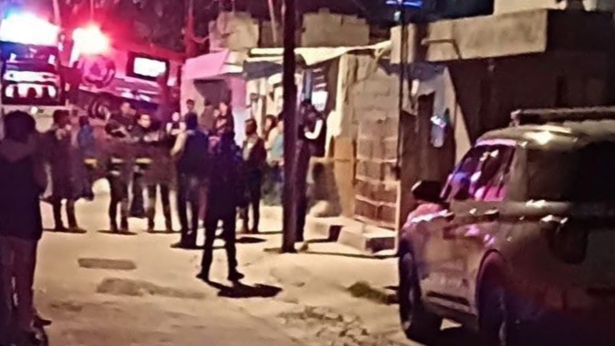 Personas afuera de sus viviendas en una colonia popular de Puebla.