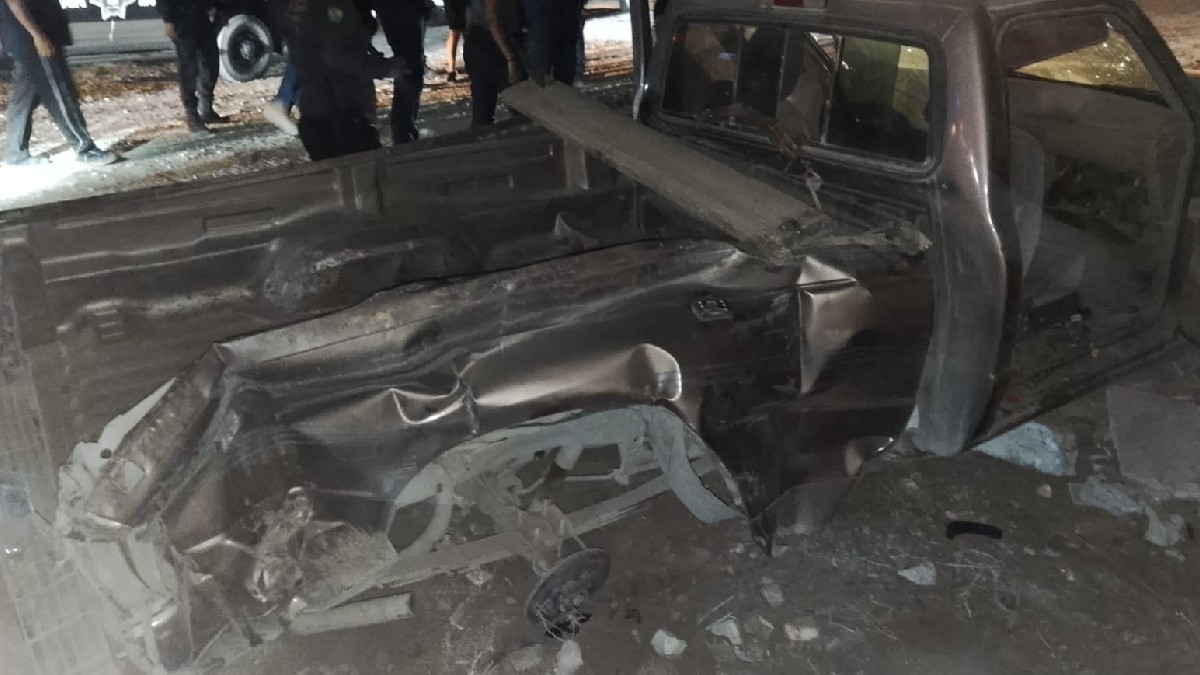 imagen de un automóvil destruido tras ser embestido por el tren.