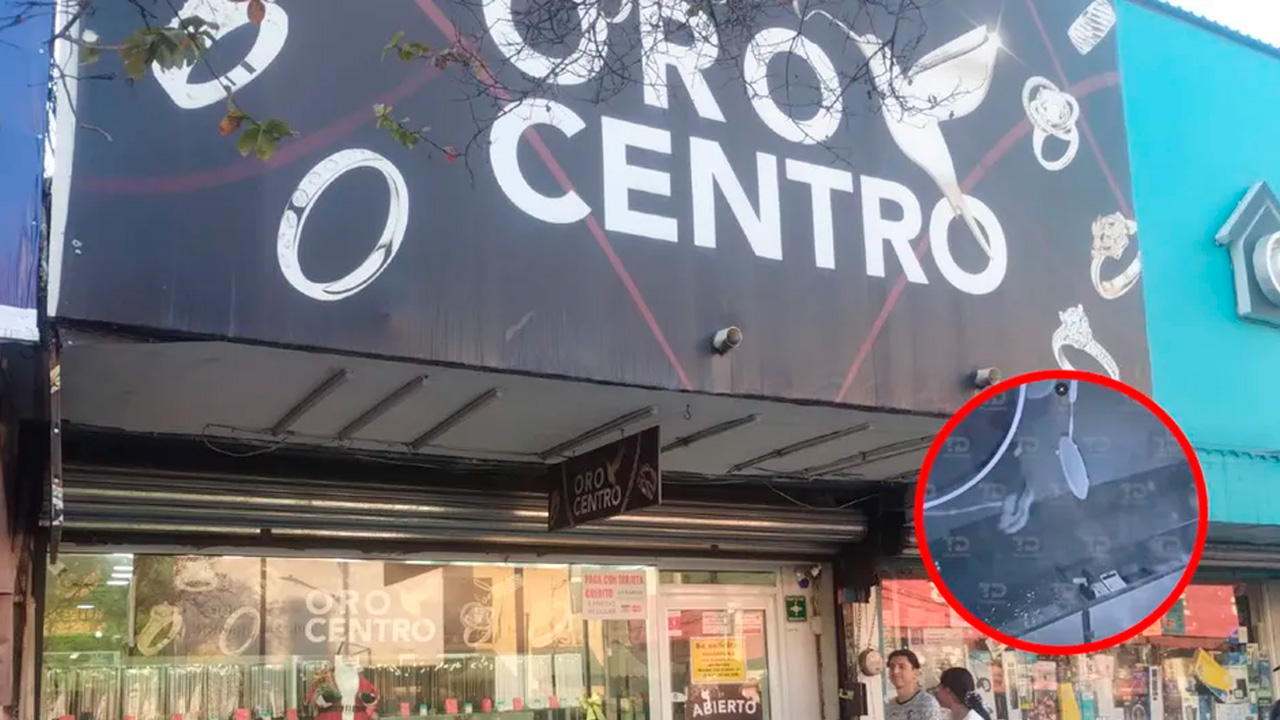 Cámaras de seguridad captaron el robo a una joyería en el Centro de Monterrey la madrugada del 28 de diciembre.