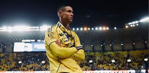 Cristiano Ronaldo viendo a la afición del Al-Nassr luego de marcar un doblete.