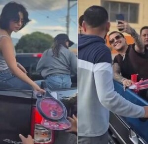 Ángela y Nodal regalando juguetes en camioneta