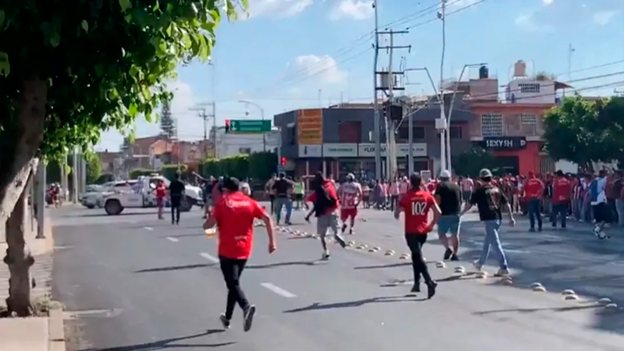 Barras de Chivas e Irapuato protagonizaron momentos de tensión previo al amistoso en el Estadio Sergio León Chávez.