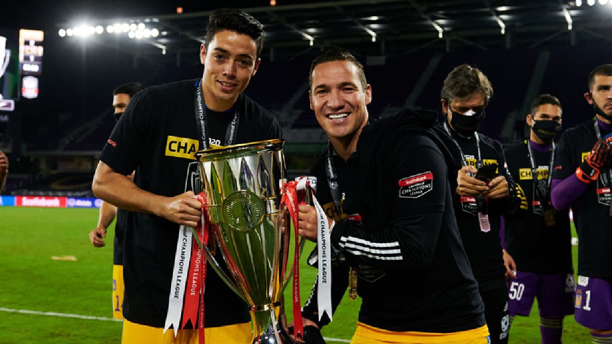 Eduardo Tercero festejando con Jesús Dueñas el título de la Concachampions que Tigres ganó en 2020.