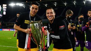 Eduardo Tercero festejando con Jesús Dueñas el título de la Concachampions que Tigres ganó en 2020.