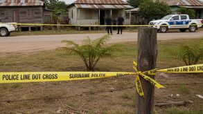 Imagen generada con IA de Gemini sobre una comunidad con cinta amarilla.