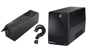 Imagen comparativa de dos reguladores de energía negros de las marcas Smartbitt y Koblenz, separados por un signo de interrogación central.