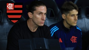 Filipe Luís en la banca dirigiendo al Flamengo de Brasil en 2025.