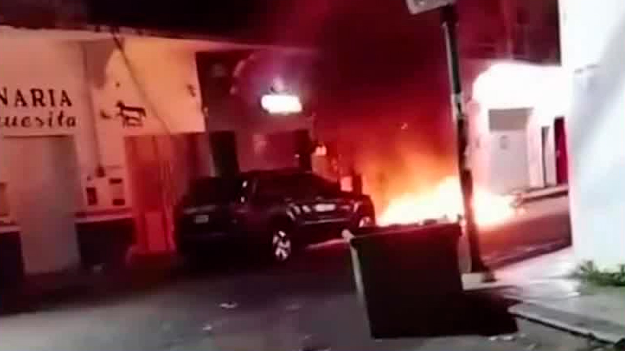 La madrugada de este sábado fueron incendiados dos bares y tres vehículos en Villaflores, Chiapas.