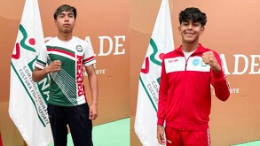 dos adolescentes con uniformes deportivos