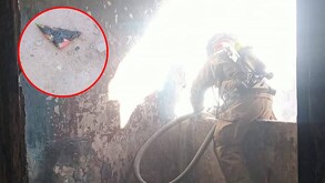 Bomberos atendiendo el incendio de una vivienda en San Pedro, Coahuila.