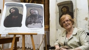 Una mujer de la tercera edad junto a tres pinturas sagradas.