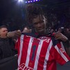 Je'Von Evans sosteniendo el jersey de las Chivas durante AAA Guerra de Titanes 2025.