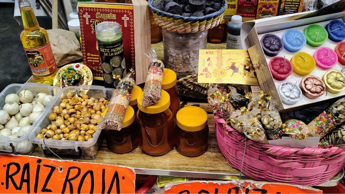 Venta de mercancía para año nuevo en el mercado Juárez