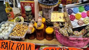 Venta de mercancía para año nuevo en el mercado Juárez