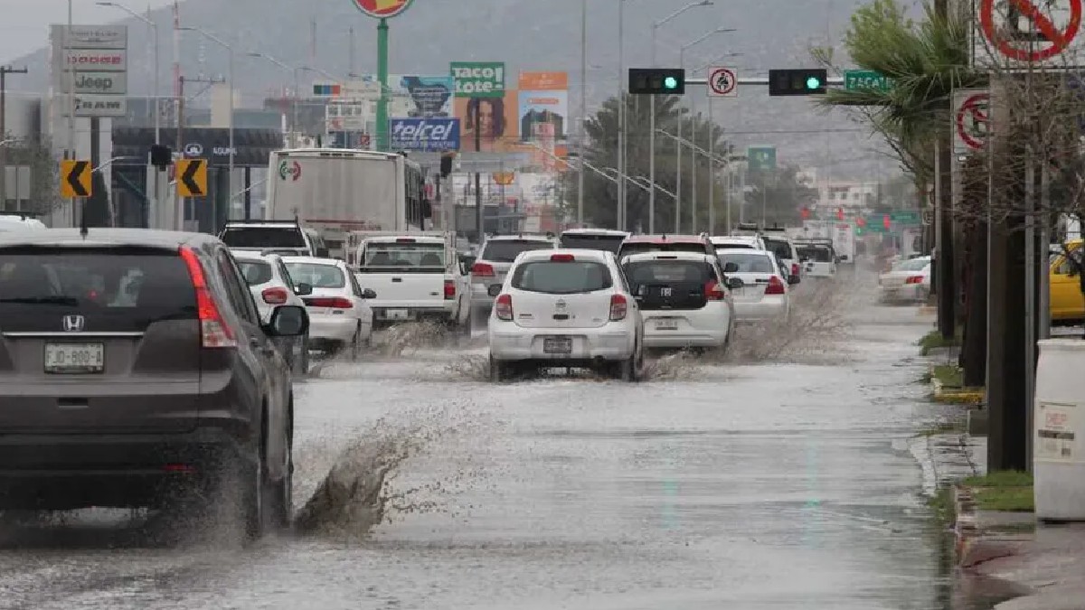 Tráfico en la ciudad de Torreón durante la temporada de lluvia.