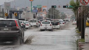 Tráfico en la ciudad de Torreón durante la temporada de lluvia.