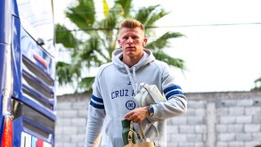 Meteosz Bogusz caminando al estadio de cara al partido entre Tigres y Cruz Azul.