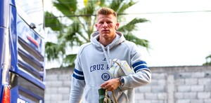 Meteosz Bogusz caminando al estadio de cara al partido entre Tigres y Cruz Azul.