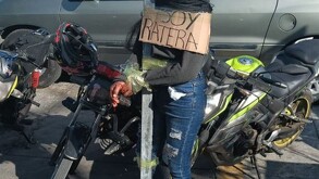 Una mujer fue amarrada a un poste y exhibida con un letrero que decía “Soy ratera” en la colonia El Vergel, afuera de la Plaza Quinto Sol.