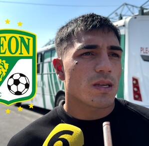 Nicolás Vallejo respondiendo una entrevista con la prensa como jugador de León FC.