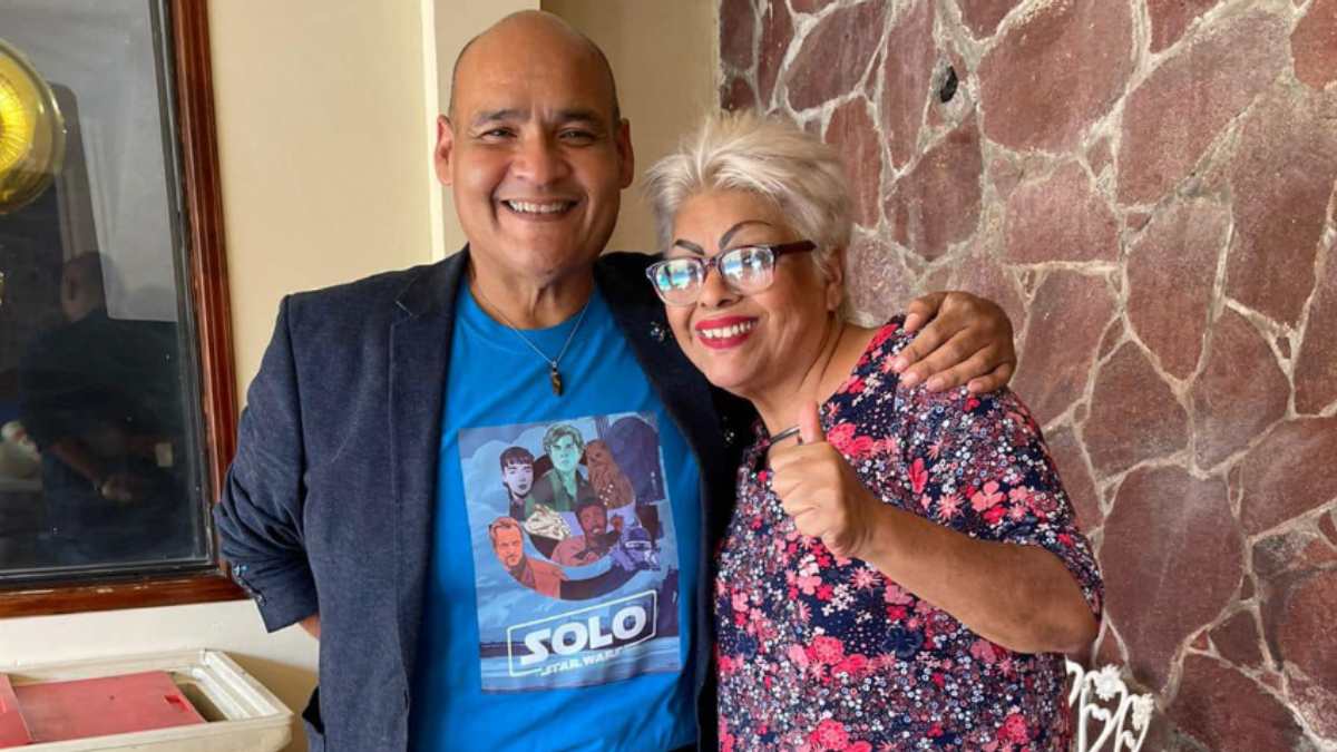 Betty Garay y su hermano Pedro Alejo Rodríguez abrazados