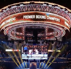 Las pantallas muestran el nombre de una de las promotoras de boxeo más importantes de la actualidad.