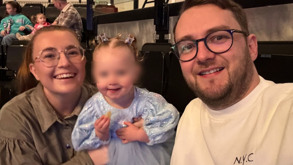 Isobel junto a sus padres.