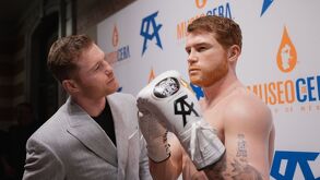 Saúl 'Canelo' Álvarez observando su estatua en el Museo de Cera.