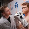 Saúl 'Canelo' Álvarez observando su estatua en el Museo de Cera.