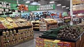 Se observa un letrero que dice Frutas y Verduras y algunas frutas.
