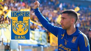 Fernando Gorriarán saludando a la afición de Tigres en el entrenamiento a puerta abierta previo a la Final contra Toluca en 2025.