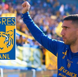 Fernando Gorriarán saludando a la afición de Tigres en el entrenamiento a puerta abierta previo a la Final contra Toluca en 2025.
