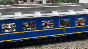 Turistas y viajeros abordan un tren que sale de la estación de Machu Picchu Pueblo, Perú, el 27 de enero de 2024.