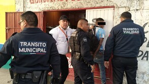 Elementos de Tránsito y Vialidad de Torreón deteniendo a un hombre acusado de robar autopartes en un lote.