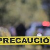 Cinta amarilla de precaución delante de varias luces de policía